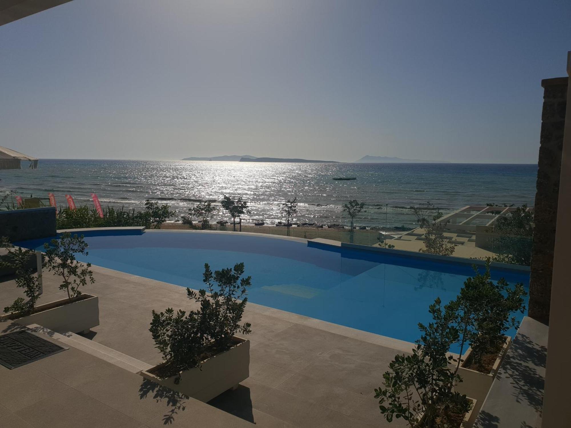 Paralia Luxury Suites Agios Stefanos Avliotes  Bagian luar foto