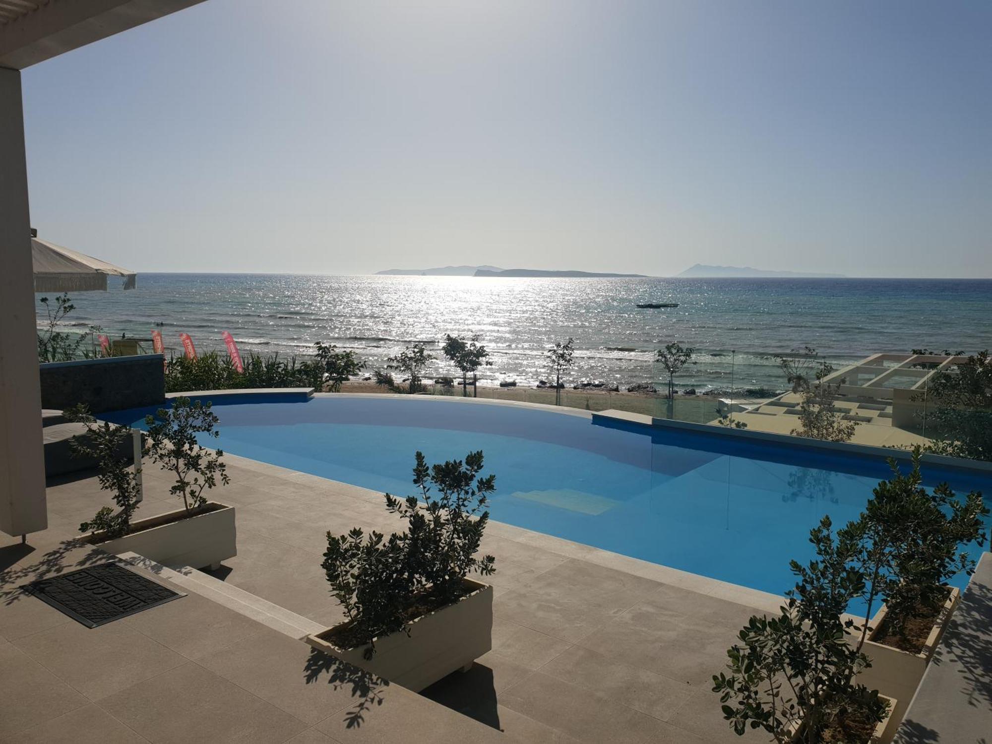 Paralia Luxury Suites Agios Stefanos Avliotes  Bagian luar foto